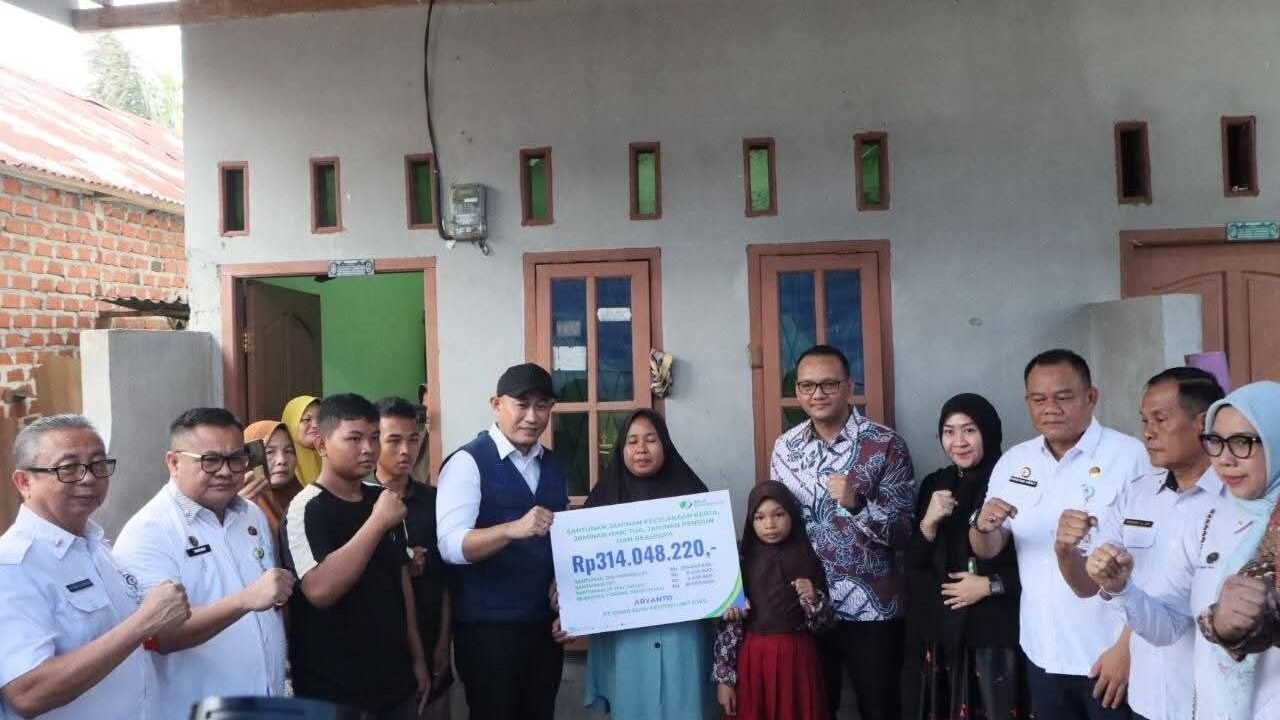 Wali Kota Lubuk Linggau Serahkan Santuan dari BPJS Ketenagakerjaan kepada Keluarga Korban Lakalantas Bus ALS