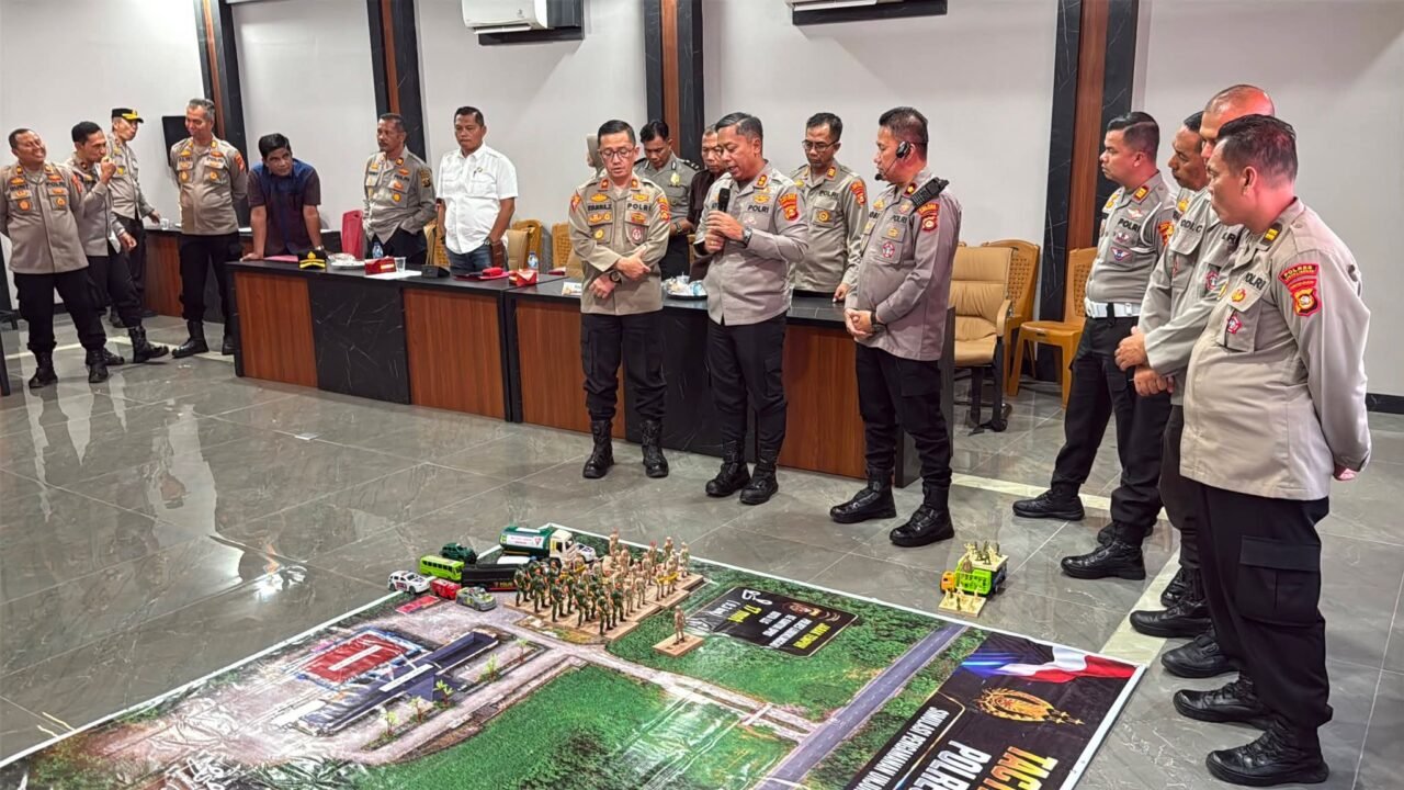 TINGKATKAN KESIAPAN HADAPI UNJUK RASA, KAPOLRES LUBUK LINGGAU PIMPIN LATIHAN TACTICAL FLOOR GAME
